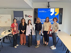 Die Teilnehmenden des Medientrainings posieren gemeinsam mit Trainerin Monika Wimmer. 